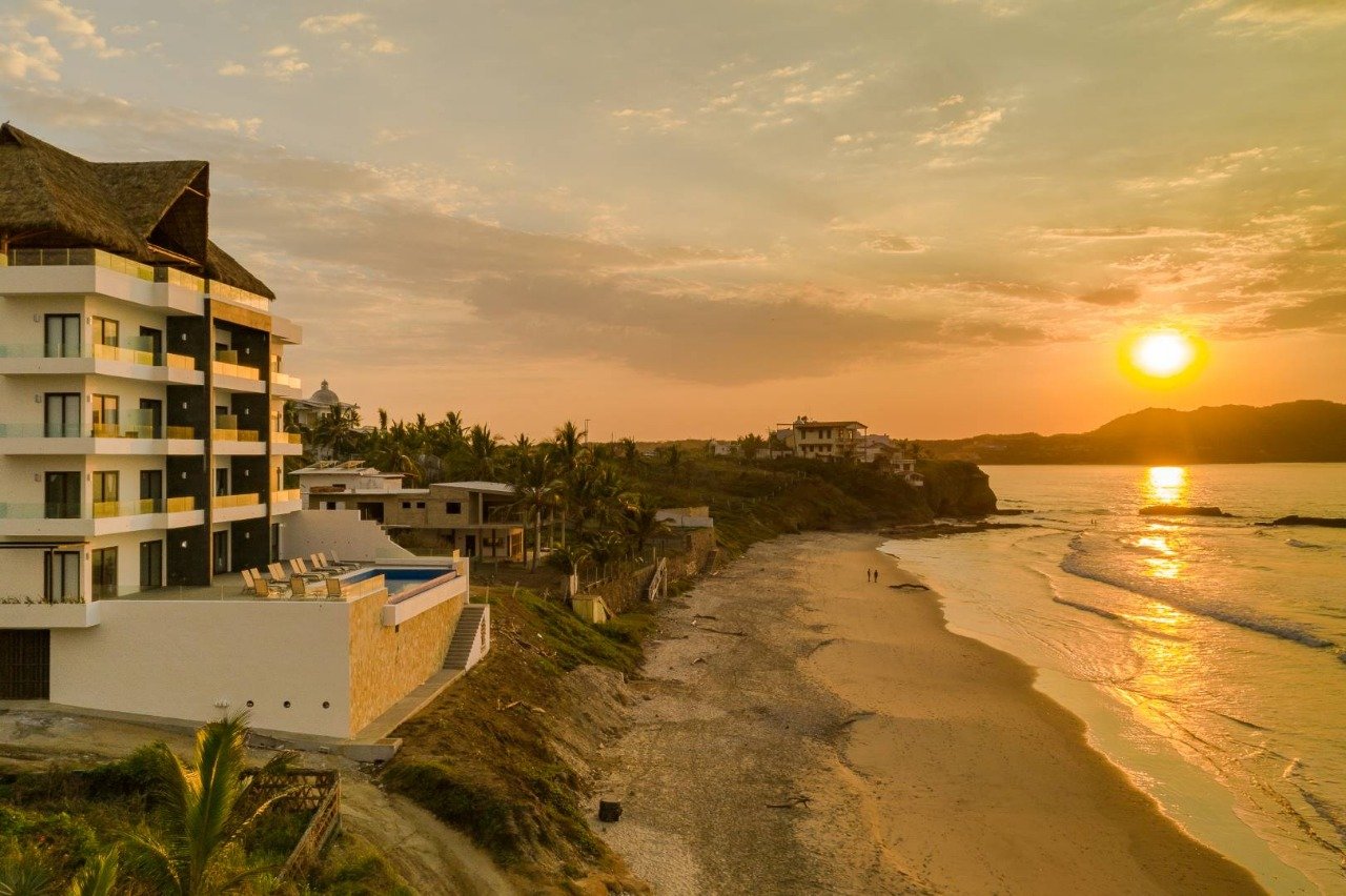 Torre Marsai al atardecer frente a la playa de Punta Negra, Punta de Mita