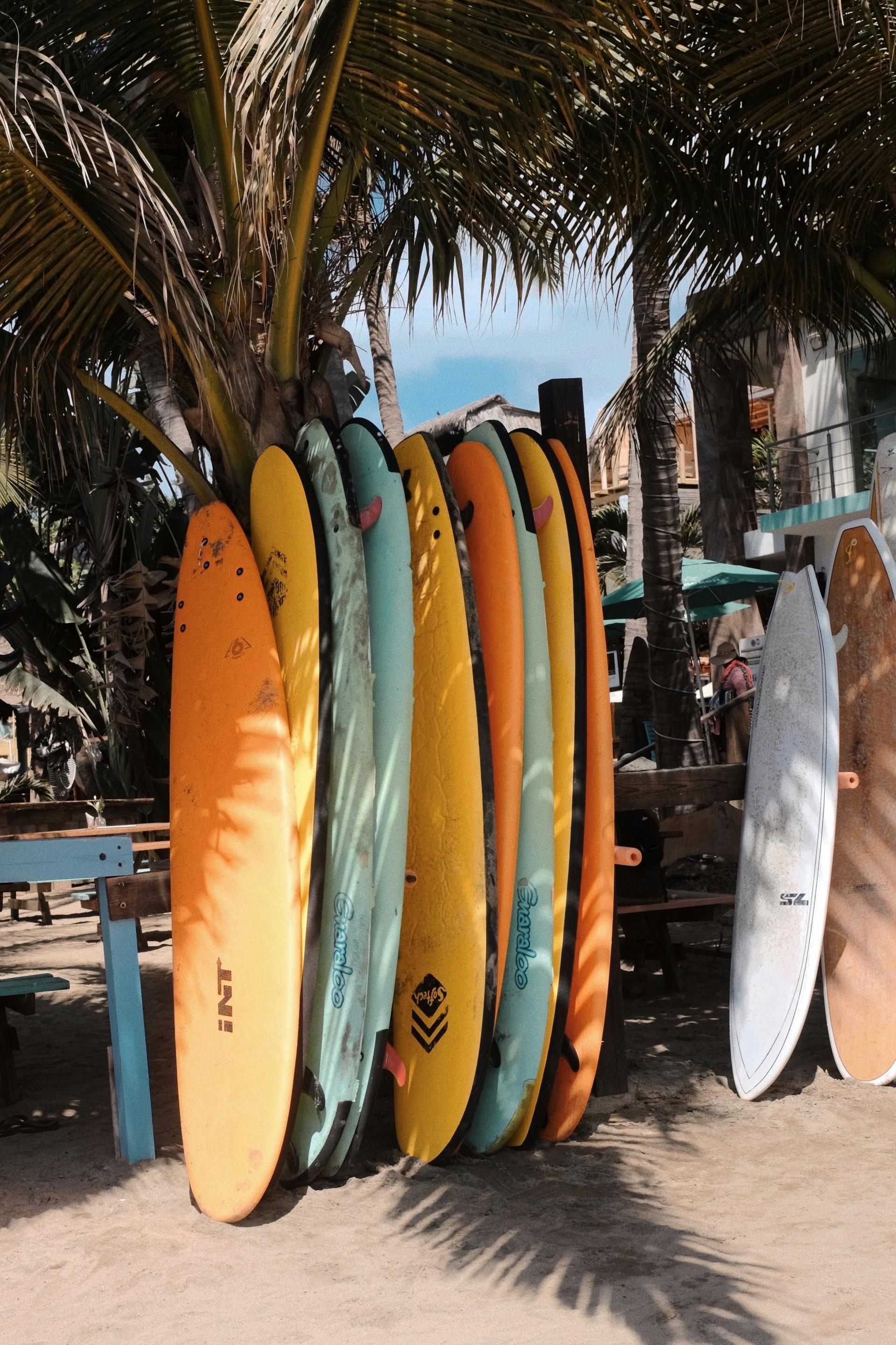 Tablas de surf frente a la playa de Sayulita, Riviera Nayarit